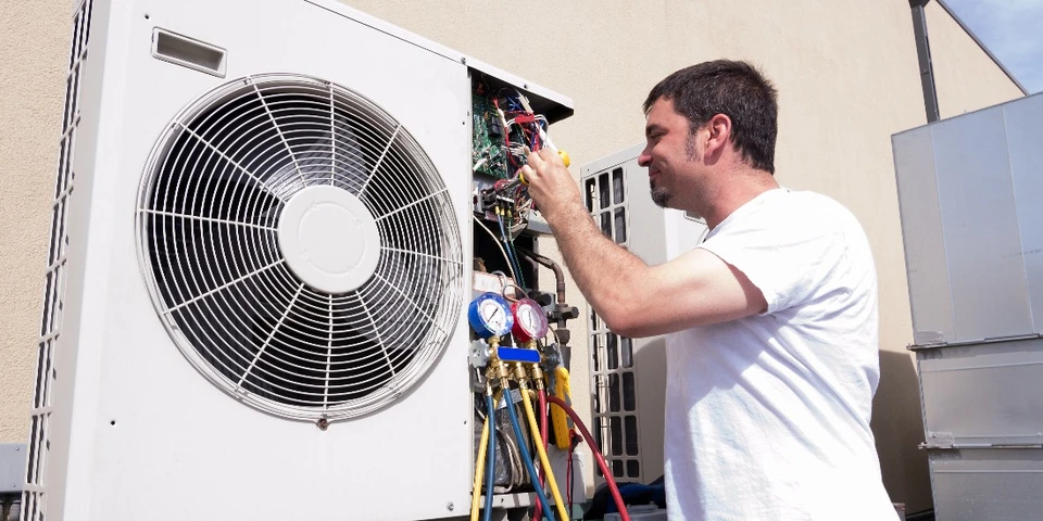 Électricien Professionnel Dirigeant Équipe au service de maintenance HVAC : Installation d'un climatiseur commercial avec technicien qualifié et appareil de contrôle