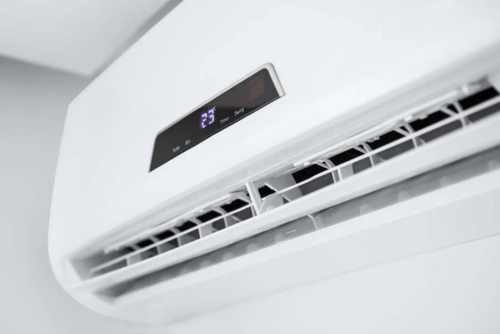Intérieur moderne avec climatiseur mural blanc fixé au plafond
