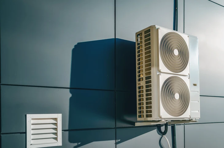 Système de climatisation sur Mur extérieur métallique de l'immeuble de haute hauteur contemporain
