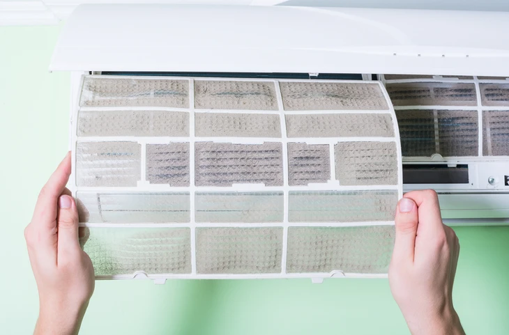 Filtre de climatisation sale à nettoyer