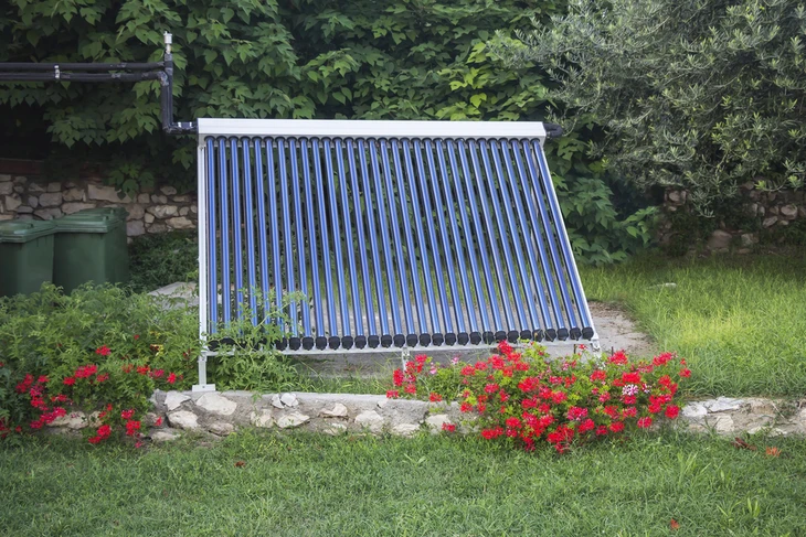 Jardin résidentiel avec installation de chauffe-eau solaire à tubes sous vide