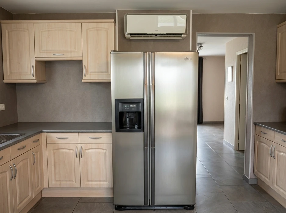 Cuisine équipée vide avec réfrigérateur américain LG inox side-by-side avec distributeur d'eau et glaçons intégré