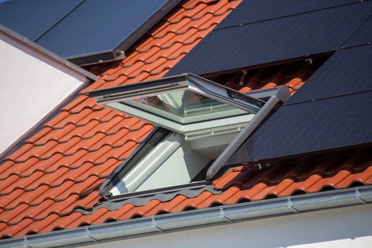 Lumière dégagée sur un nouveau toit en tuiles avec capteurs solaires