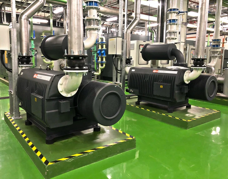 Salle des machines industrielle avec sol vert époxy et marquage de sécurité jaune et noir