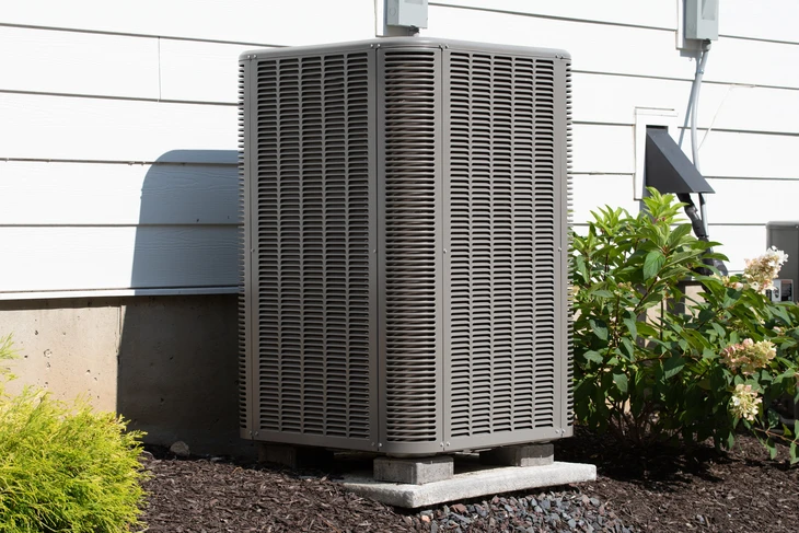 air conditionné près de la nouvelle maison ventilateur froid installer l'alimentation en extérieur climat électrique