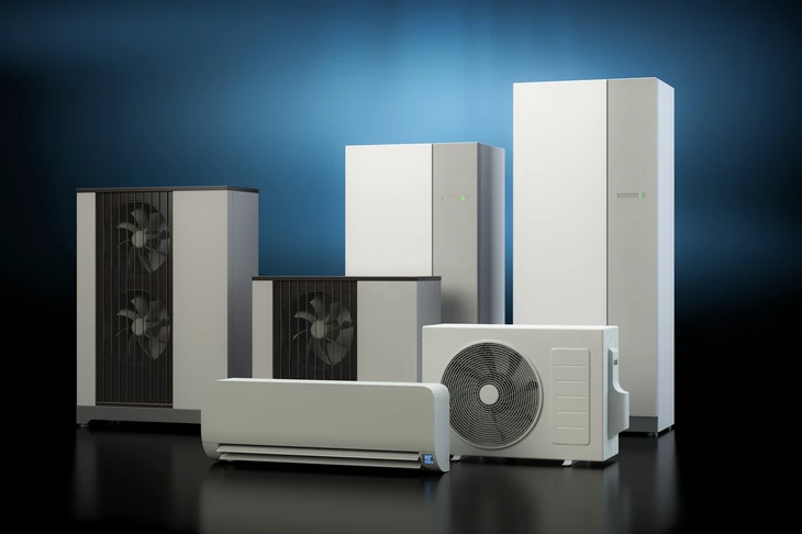 Intérieur moderne avec fond dégradé bleu, présentation de gamme d'équipements HVAC professionnels disposés symétriquement sur surface réfléchissante