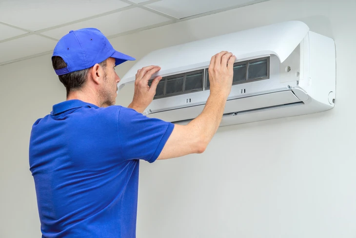 Technicien Hvac effectuant l'inspection de maintenance de l'air conditionné