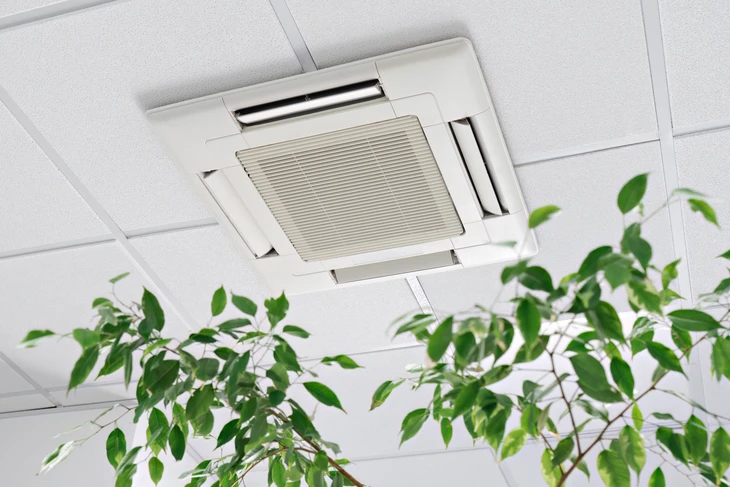 Intérieur de bureau avec plafond suspendu en dalles blanches