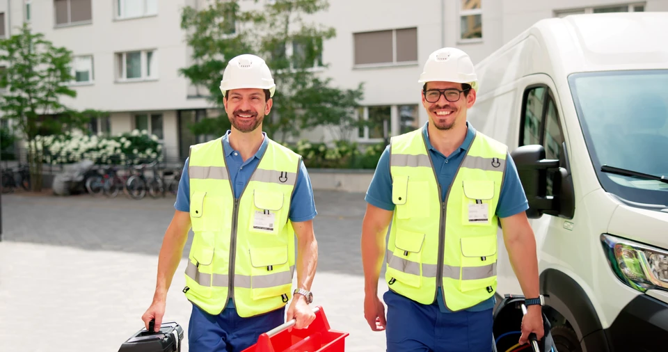 Deux ingénieurs discutent de l'avancement des travaux sur un chantier, examinent les abonnements et collaborent à l'élaboration et à la conception du projet